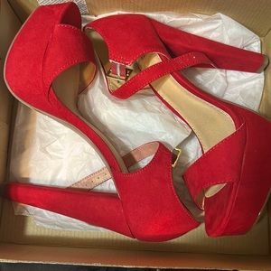 Size 8 velvet red higher shoes